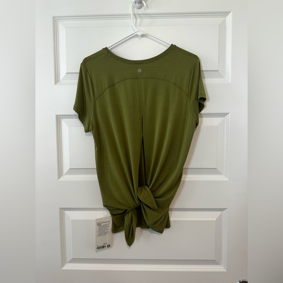 Lululemon tee - Picture 9 of 9